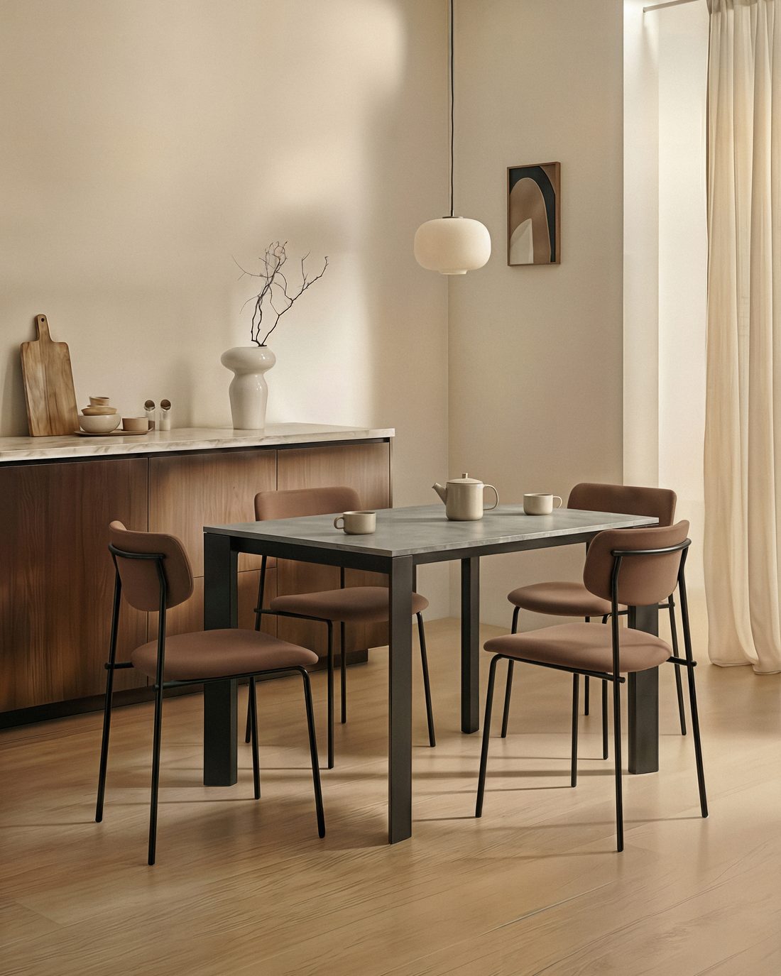 Un soggiorno progettato da Archè Select, con divano, tavolino e lampada